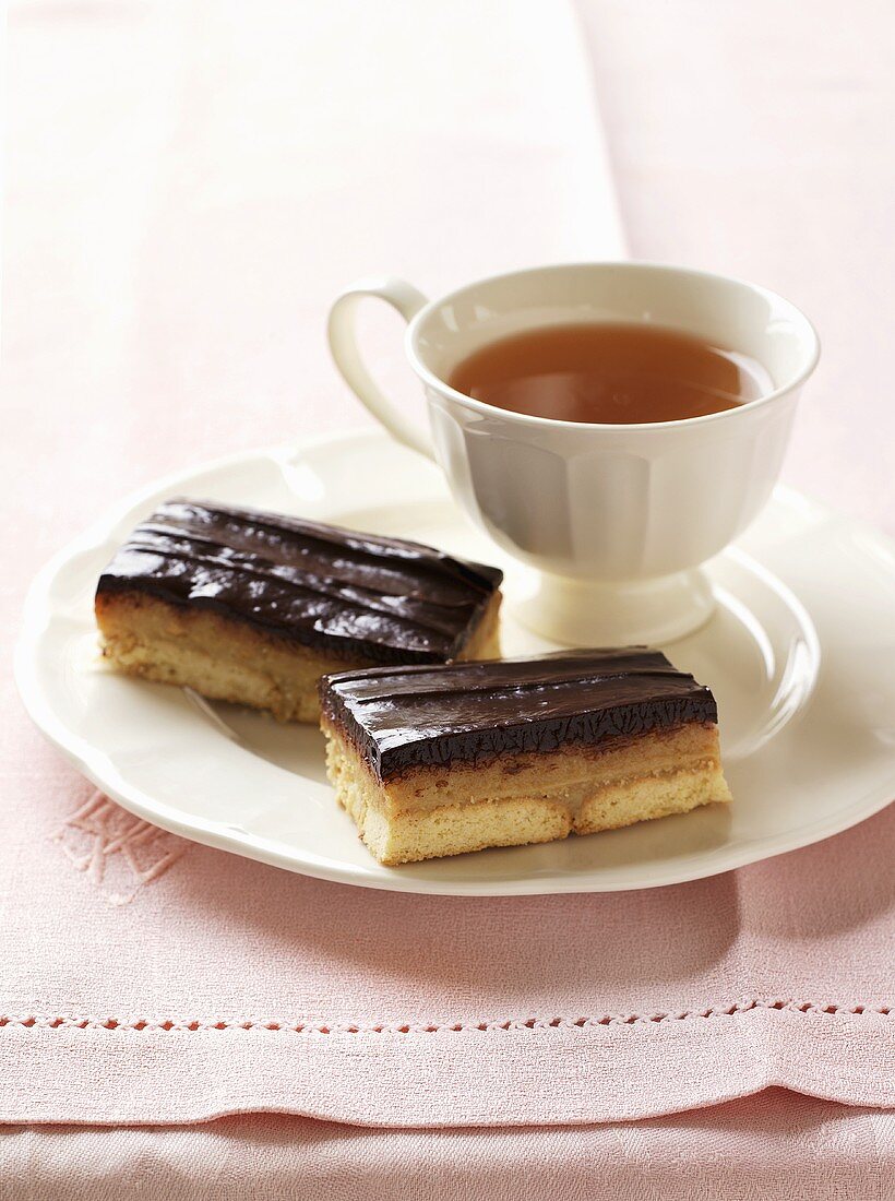 Schokoladen-Ahornsirup-Schnitten und Tasse Tee