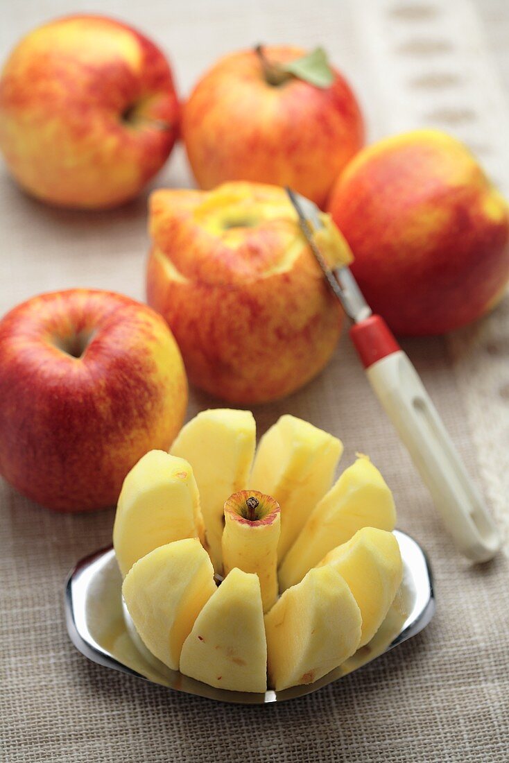 Fresh apples, whole and sliced