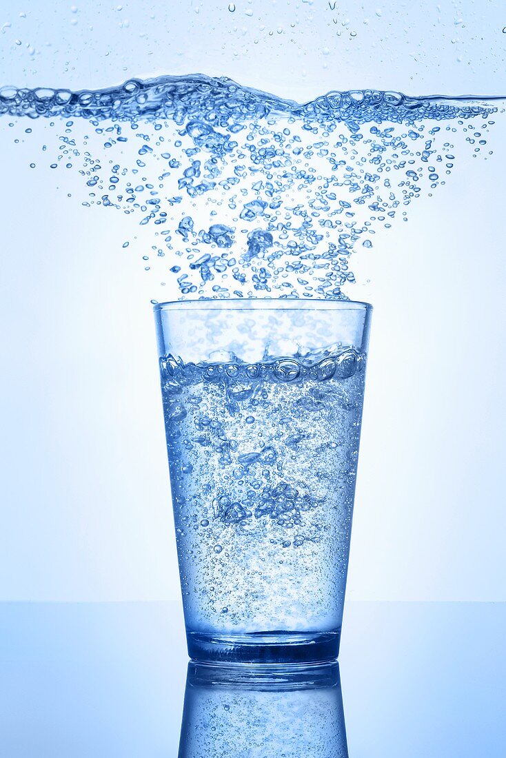 Glas Mineralwasser mit Luftblasen