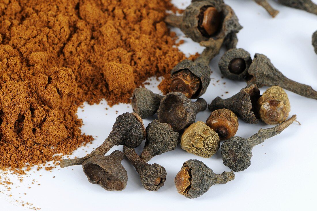 Ground cinnamon and dried cinnamon buds