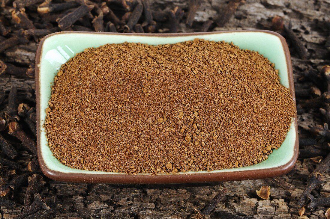 Ground cloves in dish