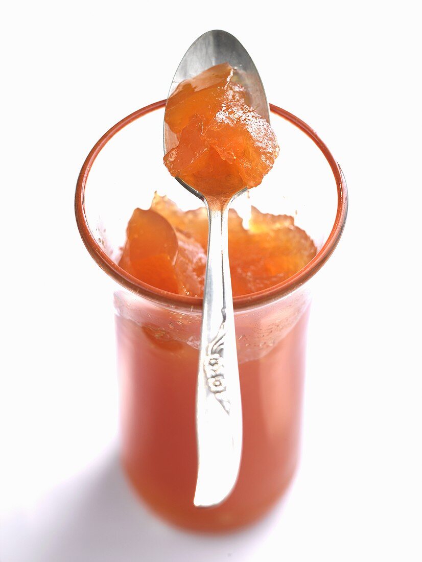 Campari-Orangen-Gelee im Glas mit Löffel