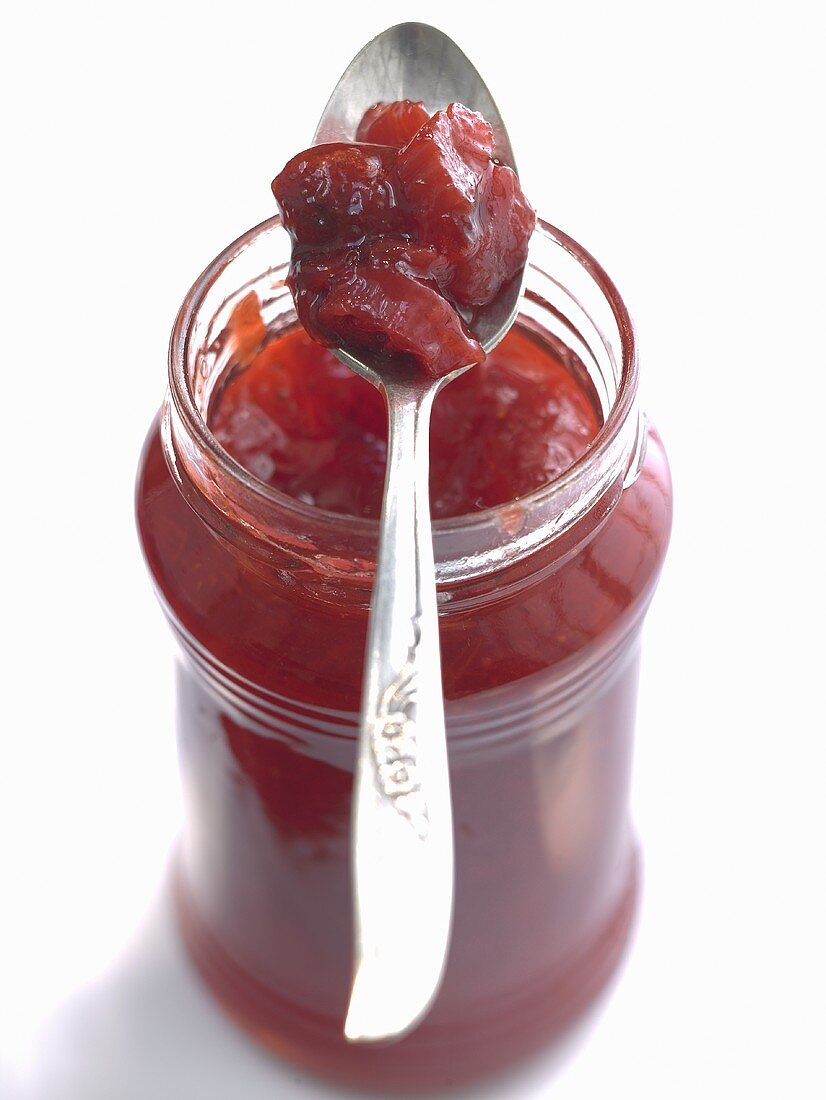 Erdbeer-Rhabarber-Marmelade im Glas mit Löffel
