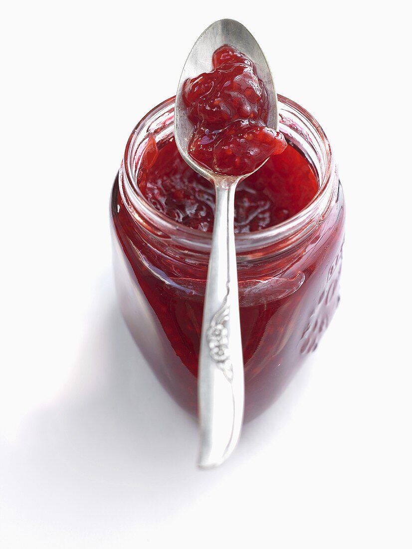 Himbeer-Prosecco-Marmelade im Glas mit Löffel