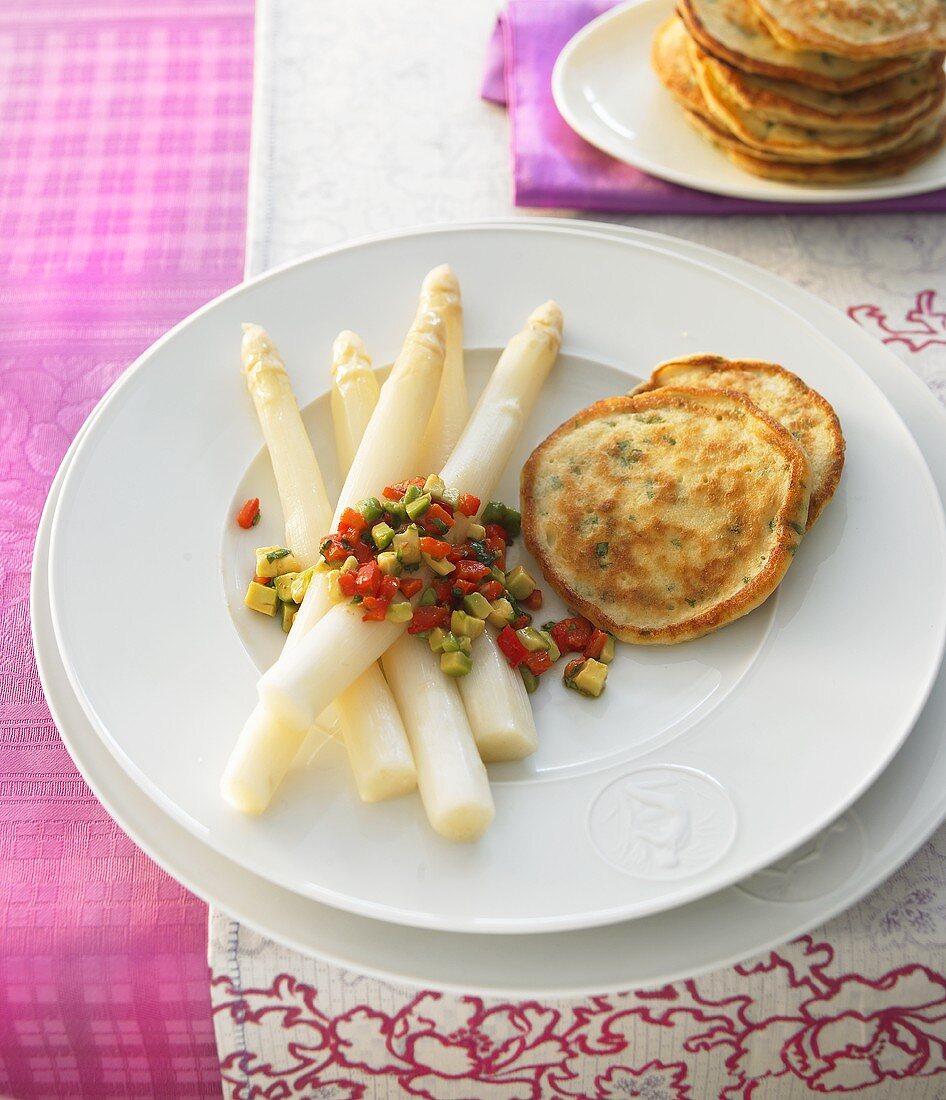 Spargel mit Paprika-Avocado-Salsa und Pancakes