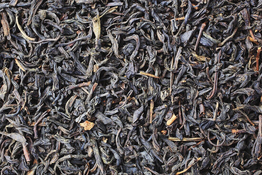 Dry Chinese Lapsang souchong tea (full-frame)