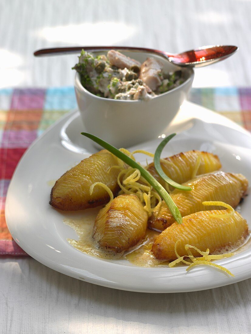 Lemon potatoes with tuna in creamy dressing
