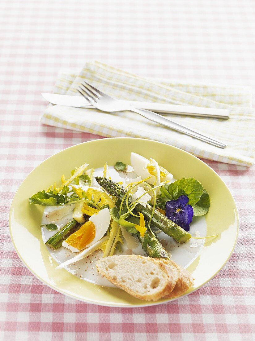 Spring salad with asparagus and egg