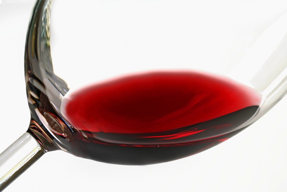 Ein Glas mit etwas Rotwein (Nahaufnahme)