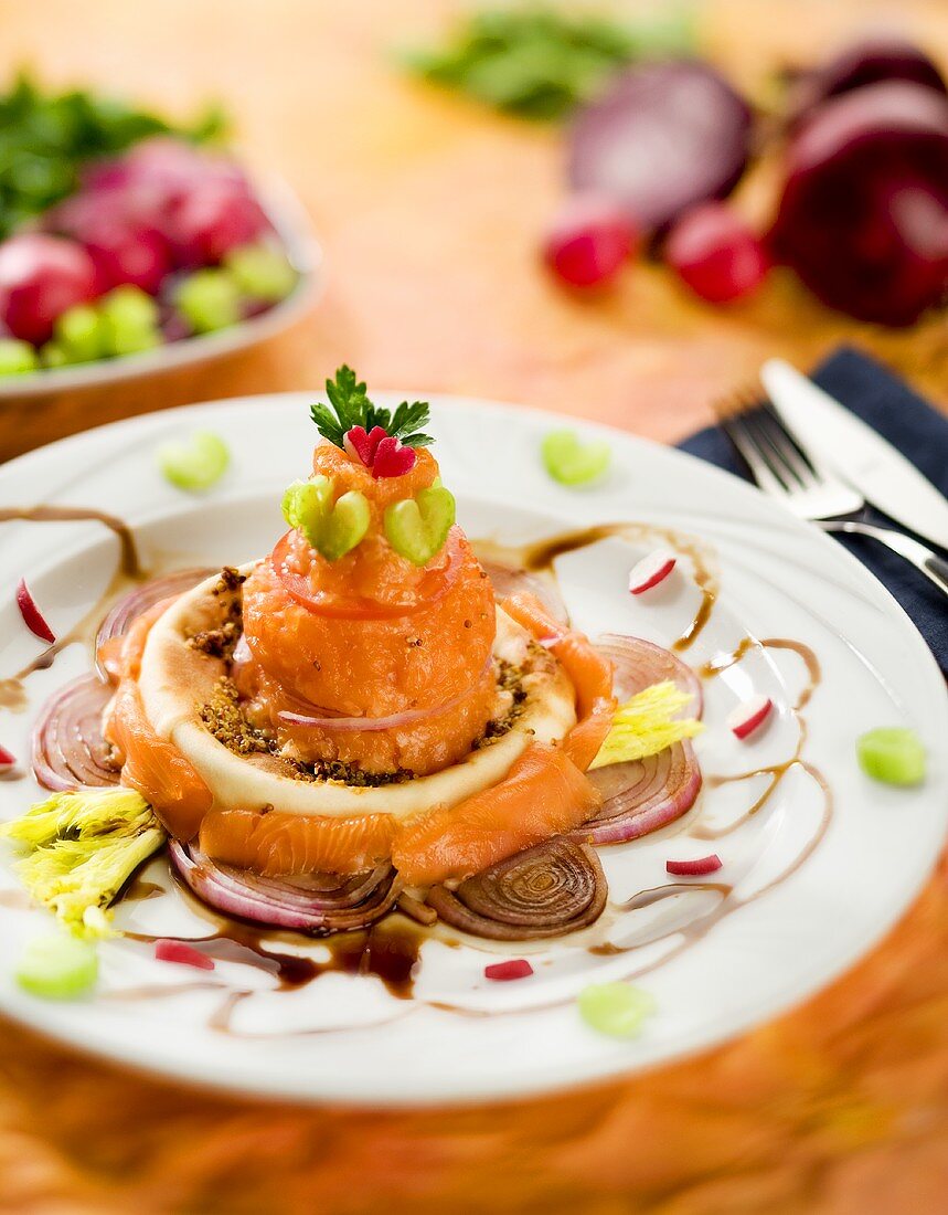 Salmon tartare with onions and balsamic vinegar