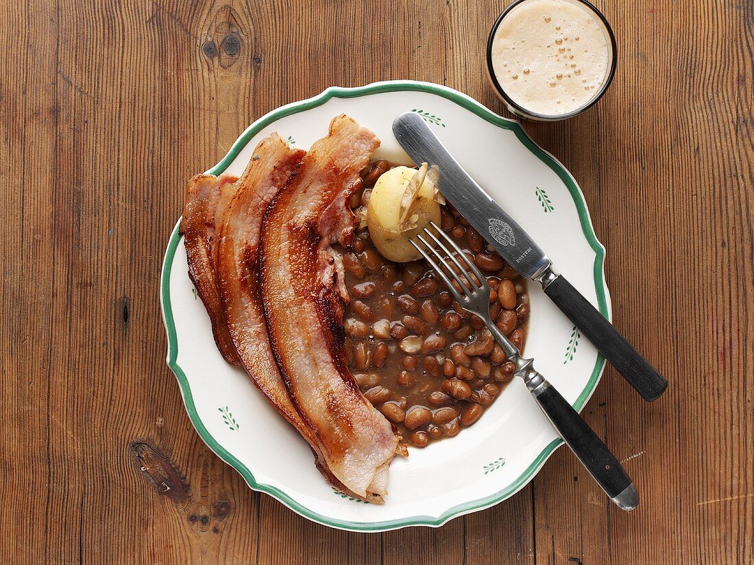 Brown beans with fried bacon