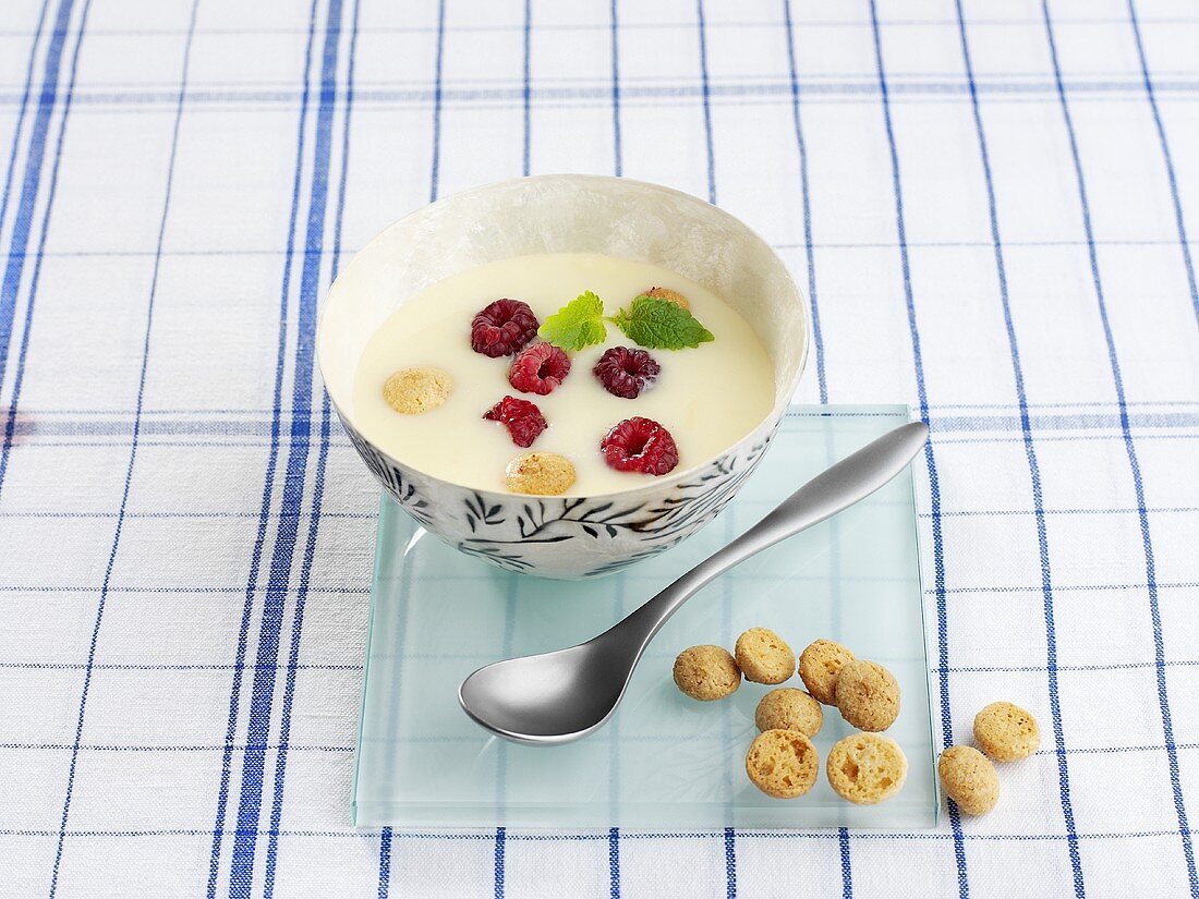 Zitronensuppe mit Himbeeren und Amaretti