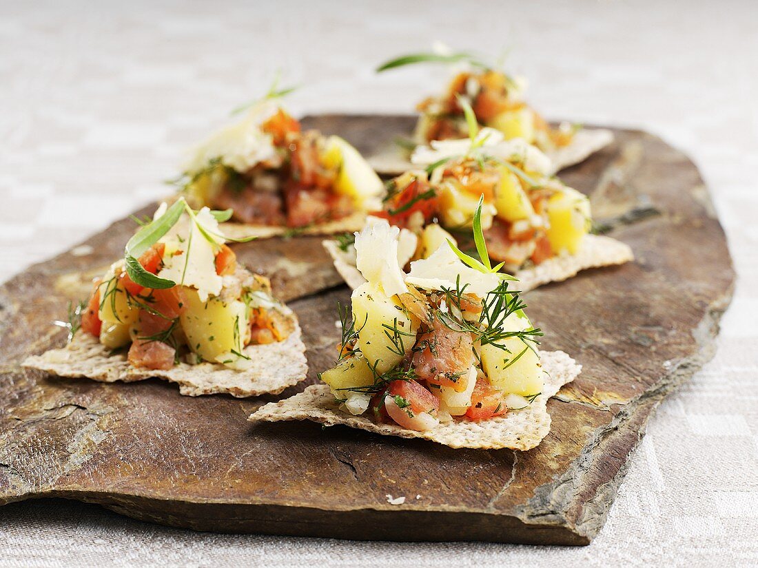 Small appetisers: salmon salad on crispbread