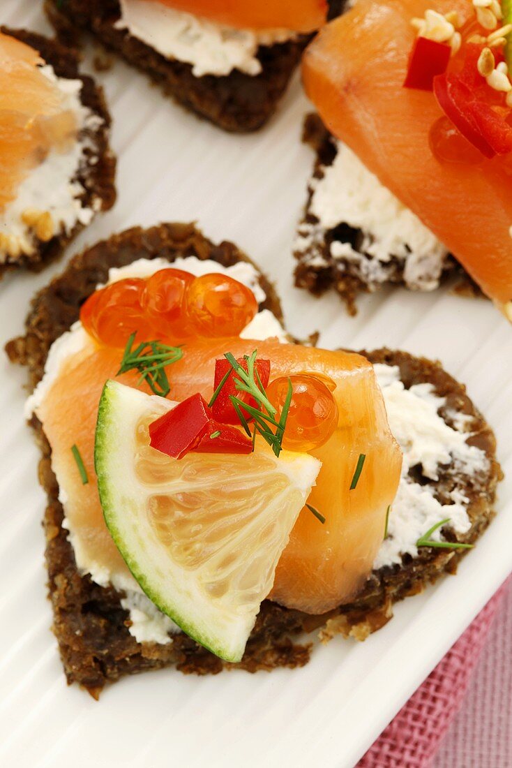 Herzförmige Canapés mit Räucherlachs und Kaviar