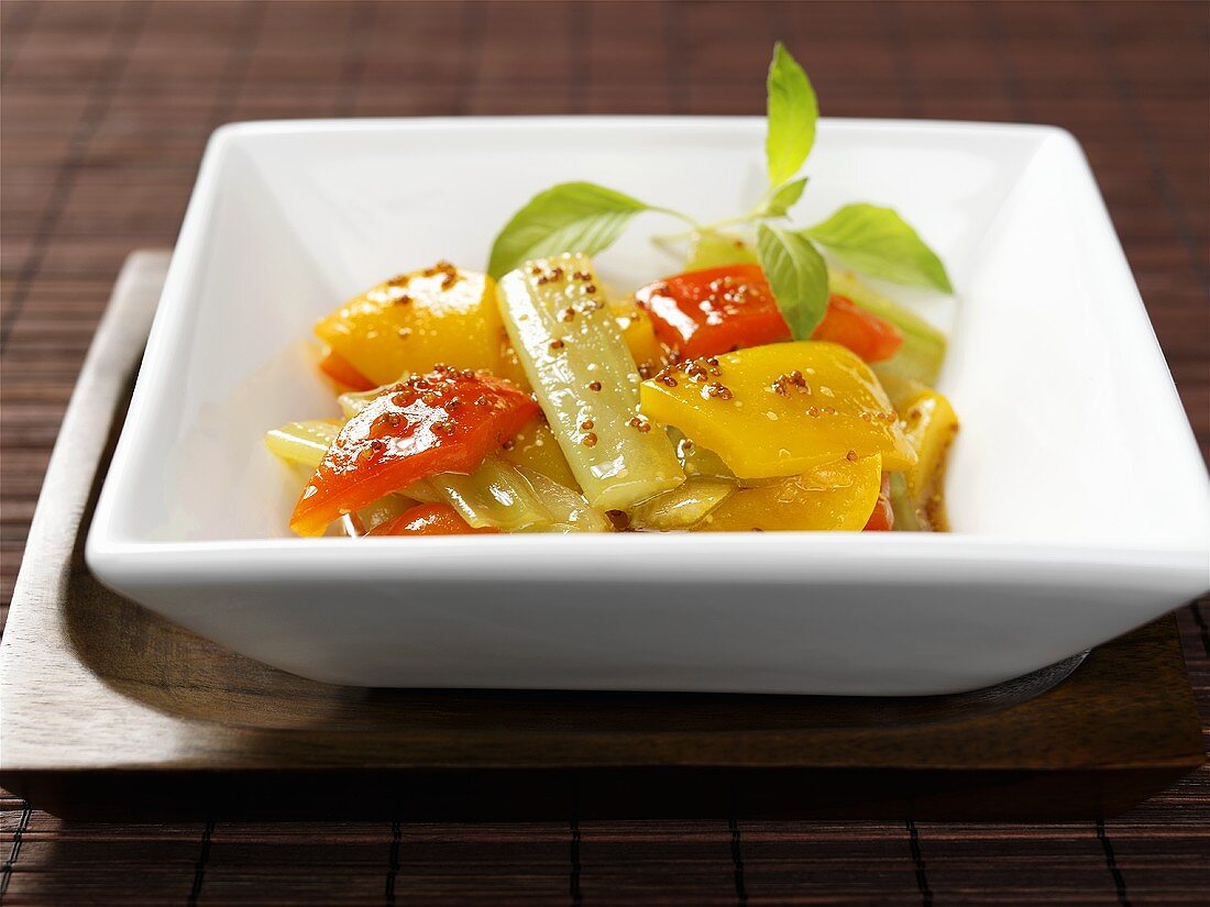 Sellerie-Paprika-Salat mit Senfdressing