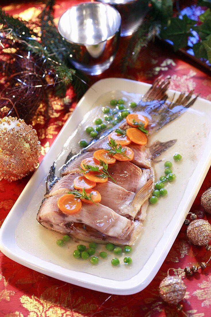 Weihnachtskarpfen in Gelee mit Möhren und Erbsen