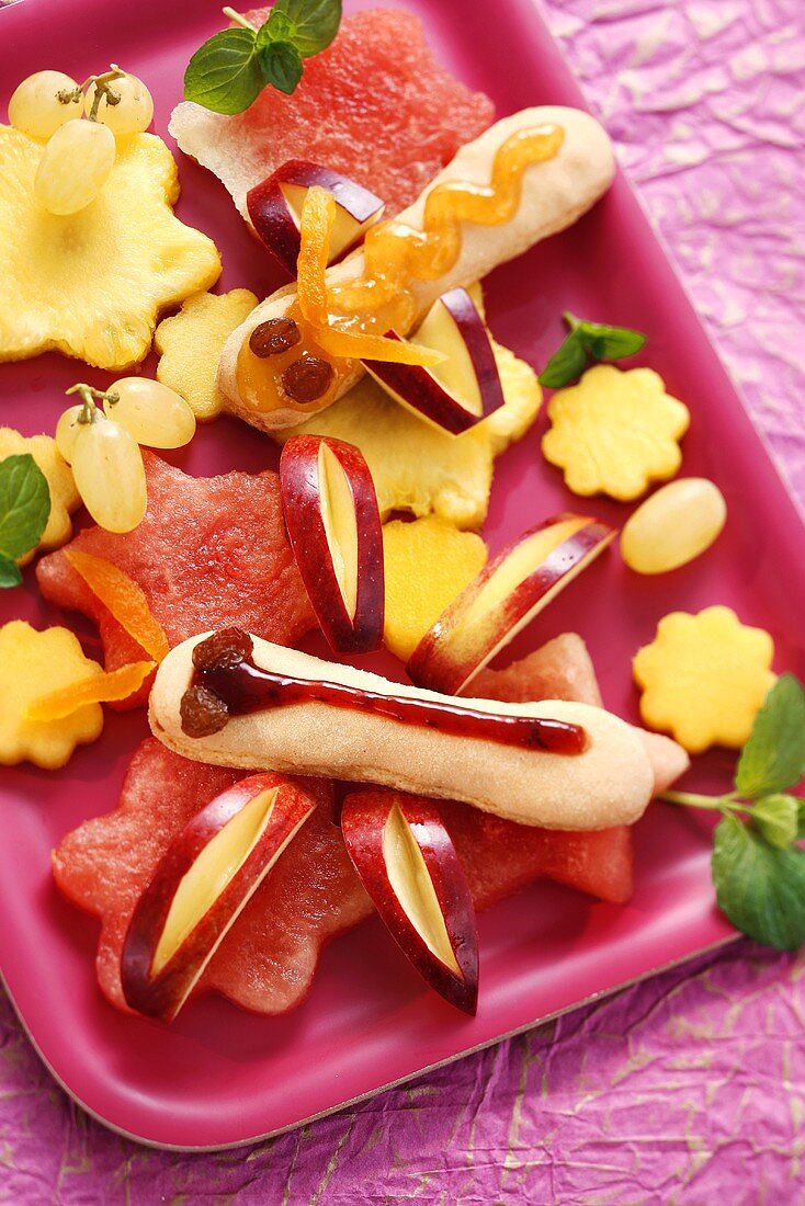 Kekse und Obst in Form von Libellen für eine Kinderparty