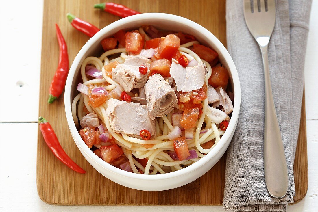 Spaghetti with tuna, tomatoes, chilli and onions