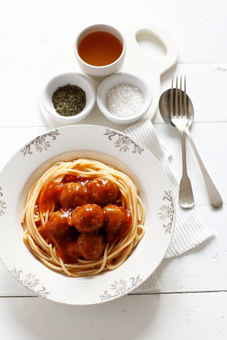 Spaghetti mit Fleischbällchen und Tomatensauce