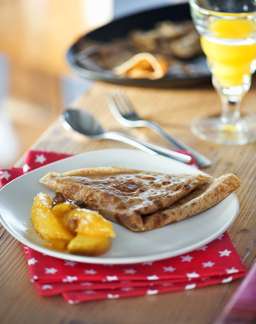 Vollkorn-Pfannkuchen mit Orangenkompott