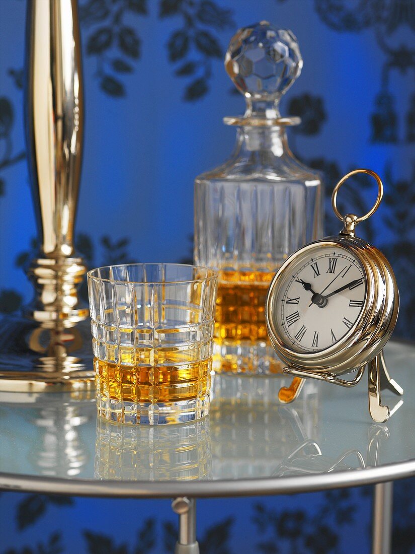 Whisky in einer Karaffe und einem Glas auf Beistelltisch