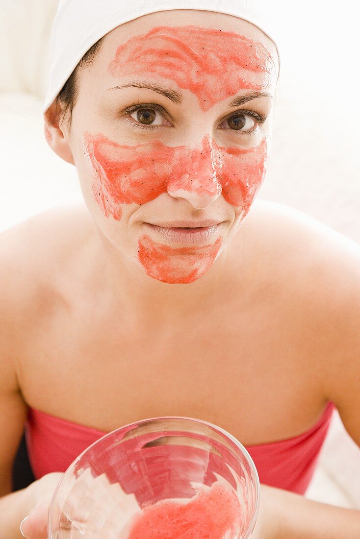 Frau mit roter Gesichtsmaske