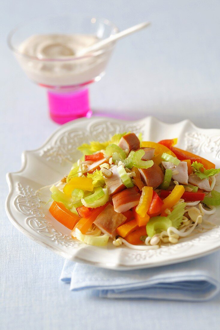 Sprossensalat mit Paprika und geräucherter Hähnchenbrust