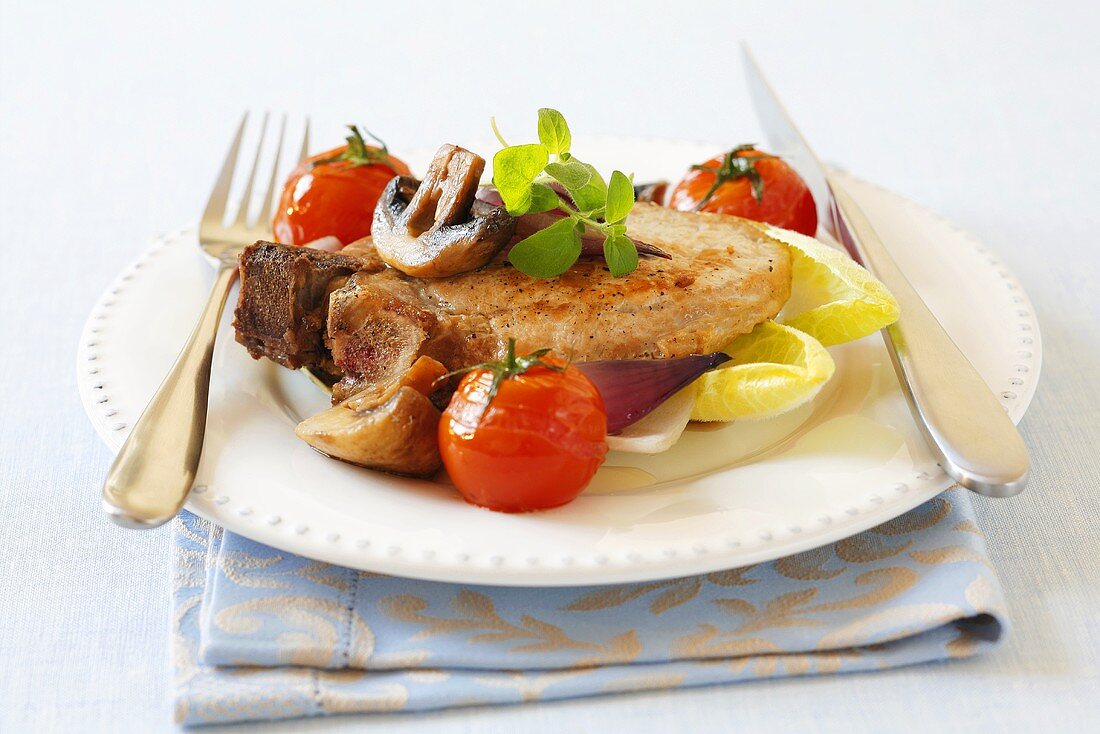 Schweinekotelett mit Champignons, Tomaten, Zwiebeln