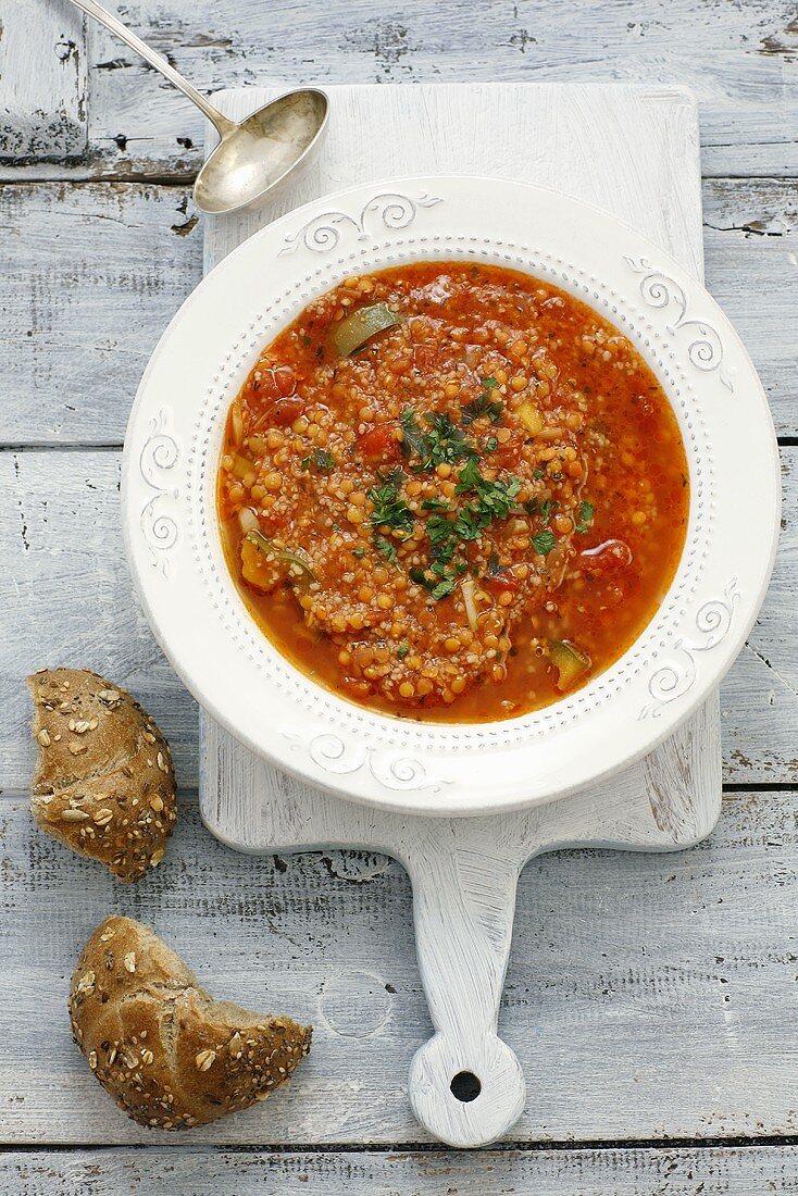 Tomatensuppe mit Linsen, Couscous und Chili