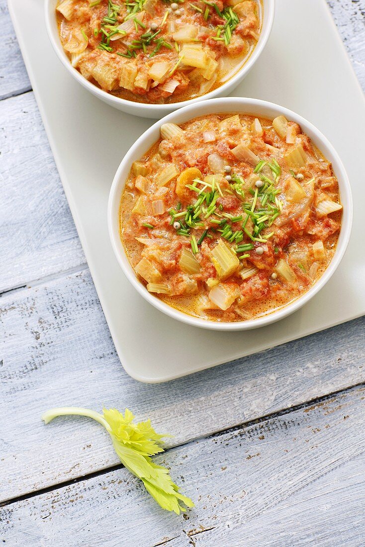 Tomatensuppe mit Sellerie, Möhren und Penne