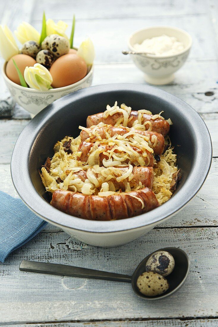 Ofengebackene Würstchen auf Sauerkraut mit Zwiebeln zu Ostern