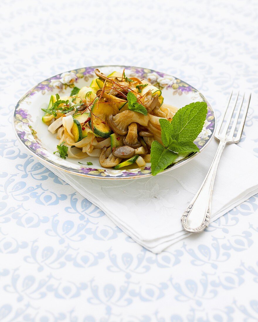 Glasnudelsalat mit Pilzen und Gemüse