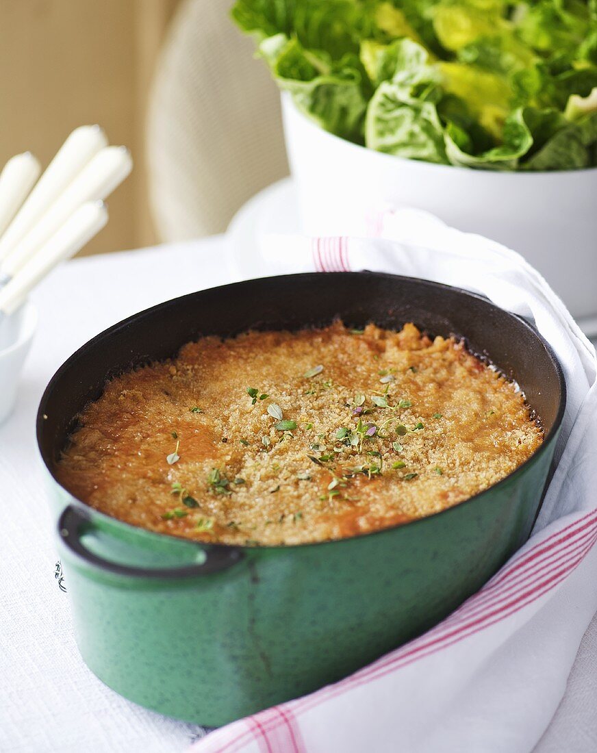 Cassoulet (Bohneneintopf mit Fleisch, Frankreich) im Kochtopf