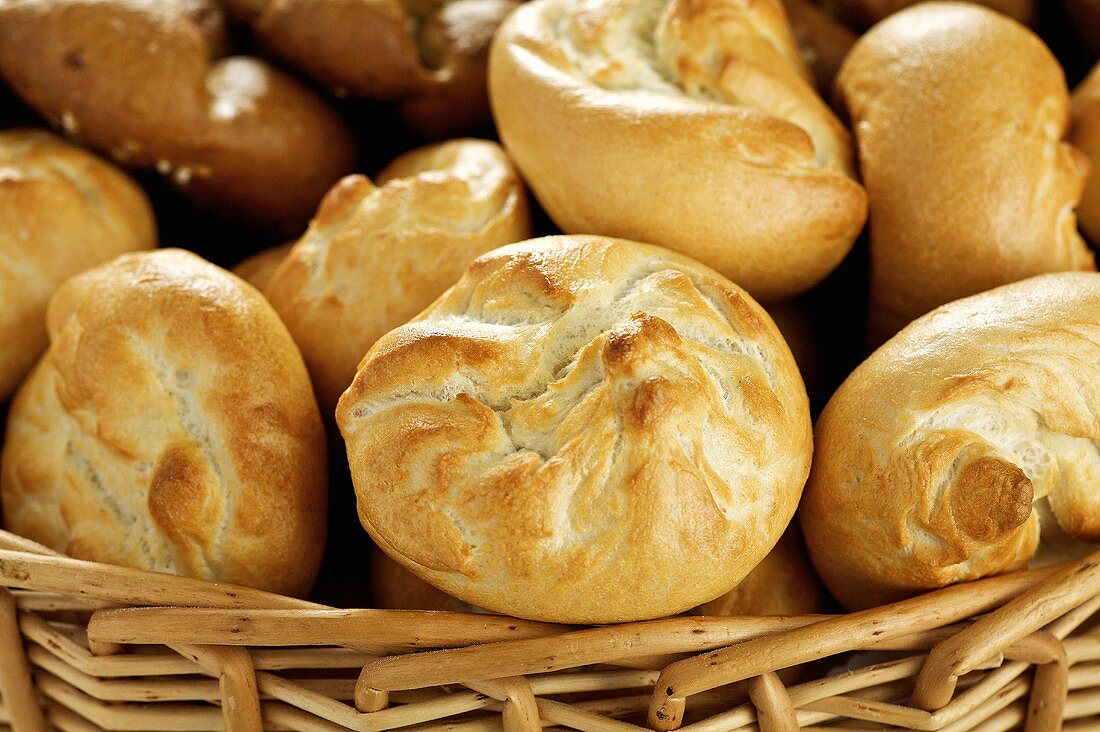 Assorted mini-rolls in bread basket (close-up)
