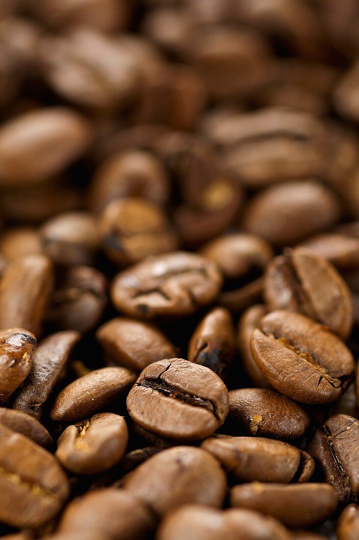 Roasted coffee beans (full-frame)