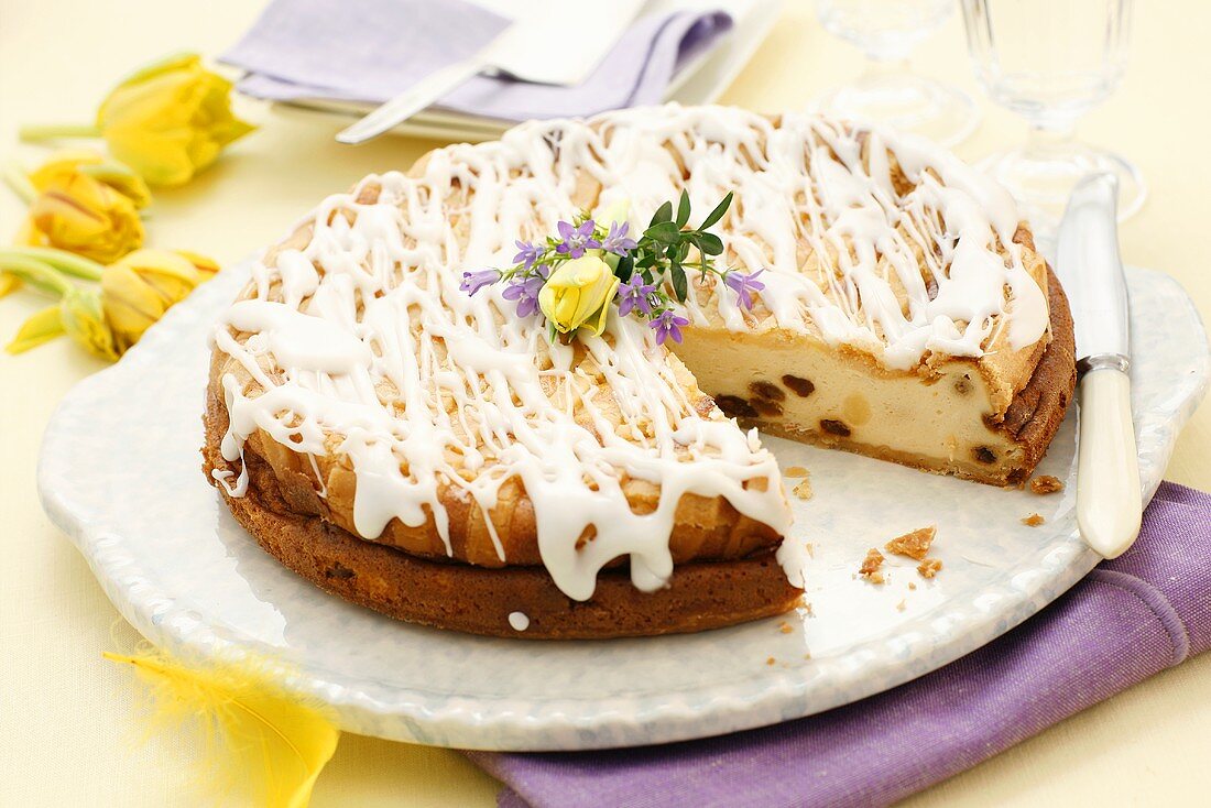 Käsekuchen mit Rosinen und Zuckerglasur zu Ostern