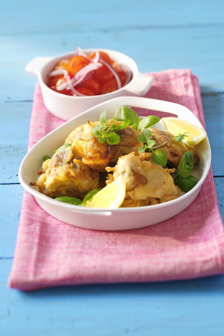 Frittierte Heringsröllchen mit Tomatensalat