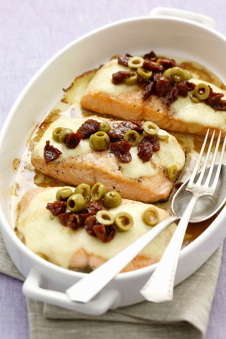 Salmon with mozzarella, dried tomatoes and olives