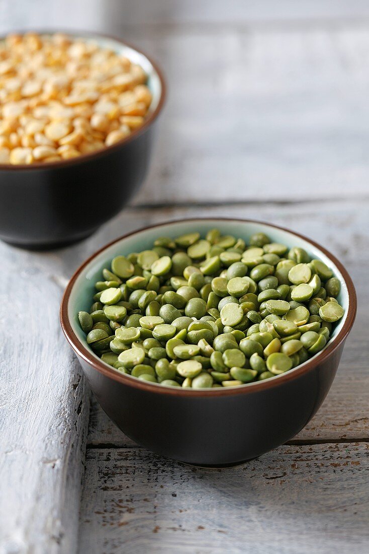 Yellow and green split peas in two small bowls