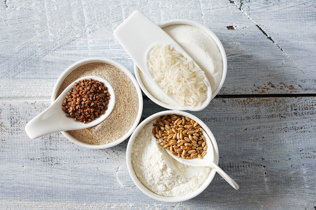 Mehl und Körner von Reis, Buchweizen und Weizen