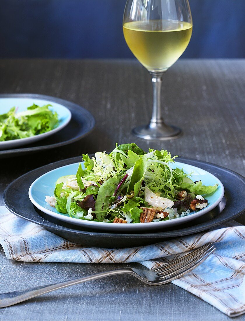 Gemischter Blattsalat mit Hähnchenbrust und Walnüssen