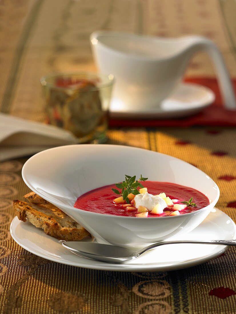 Rote Bete Suppe mit Sauerrahm und Röstbrot