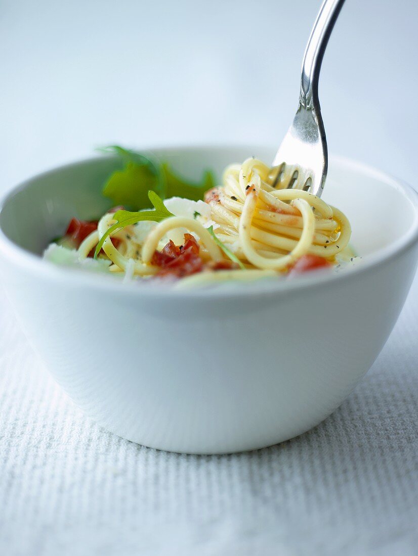 Spaghetti mit Tomaten, Rucola und Parmesan