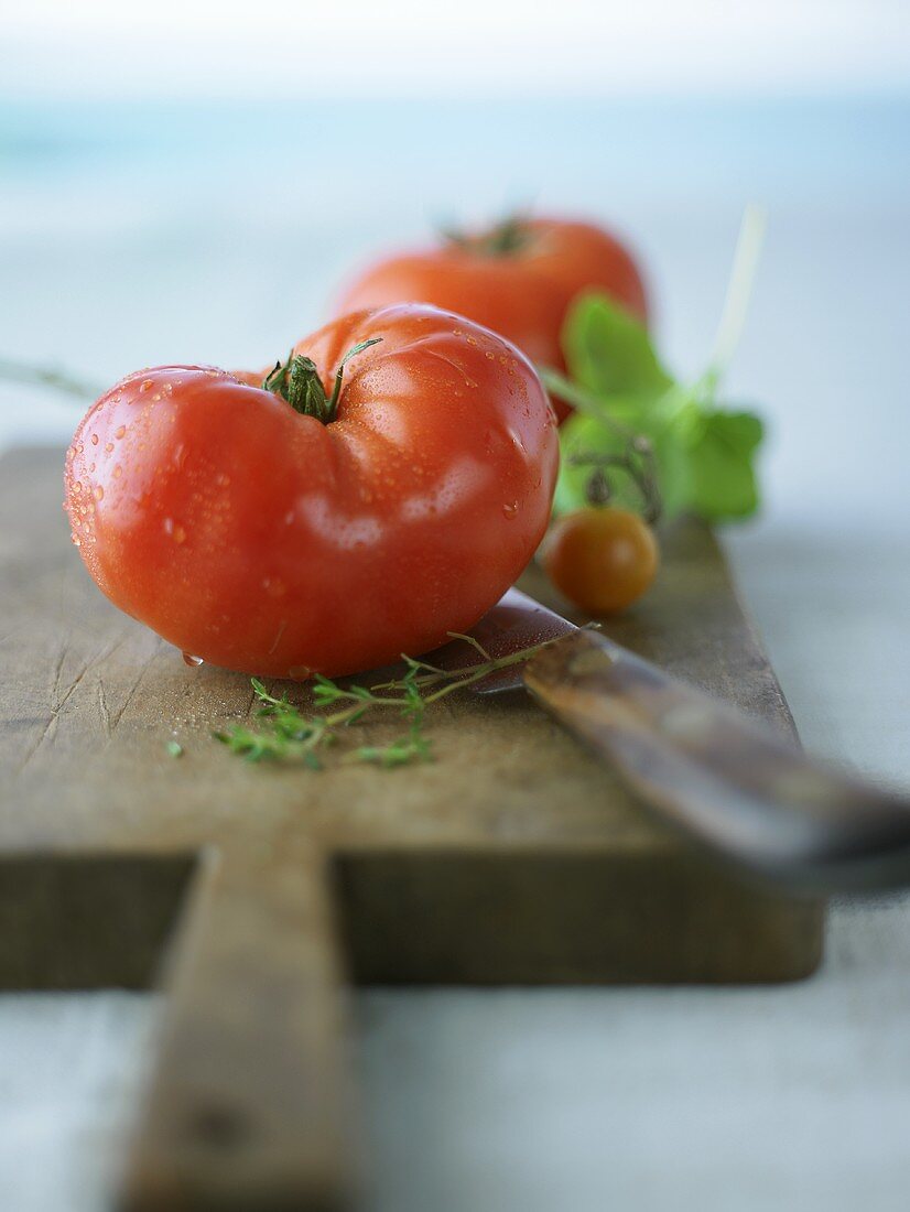 Gewaschene Fleischtomaten auf einem Schneidebrett