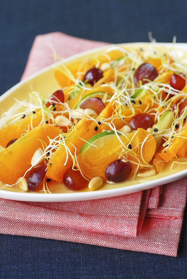 Pikanter Fruchtsalat mit Sprossen und Pinienkernen