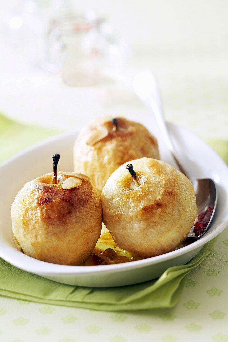Baked apples with flaked almonds