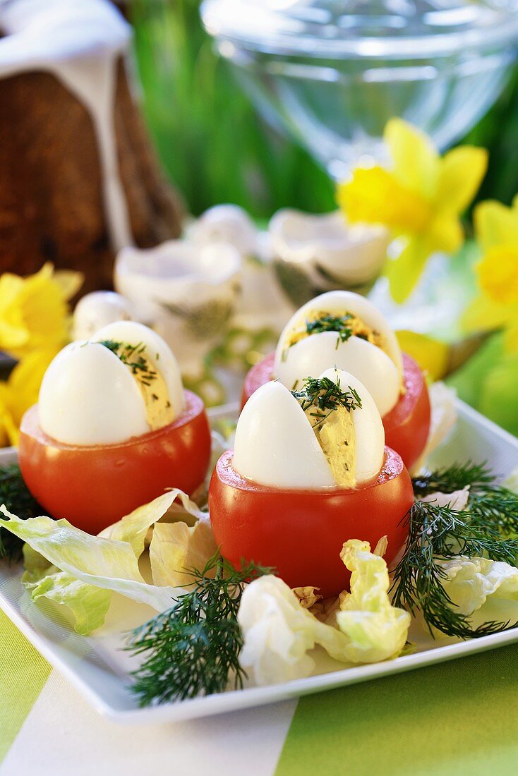 Tomaten mit Eiern gefüllt