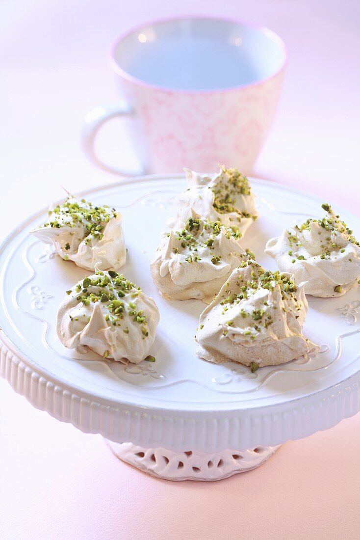 Rosen-Meringues mit Pistazien