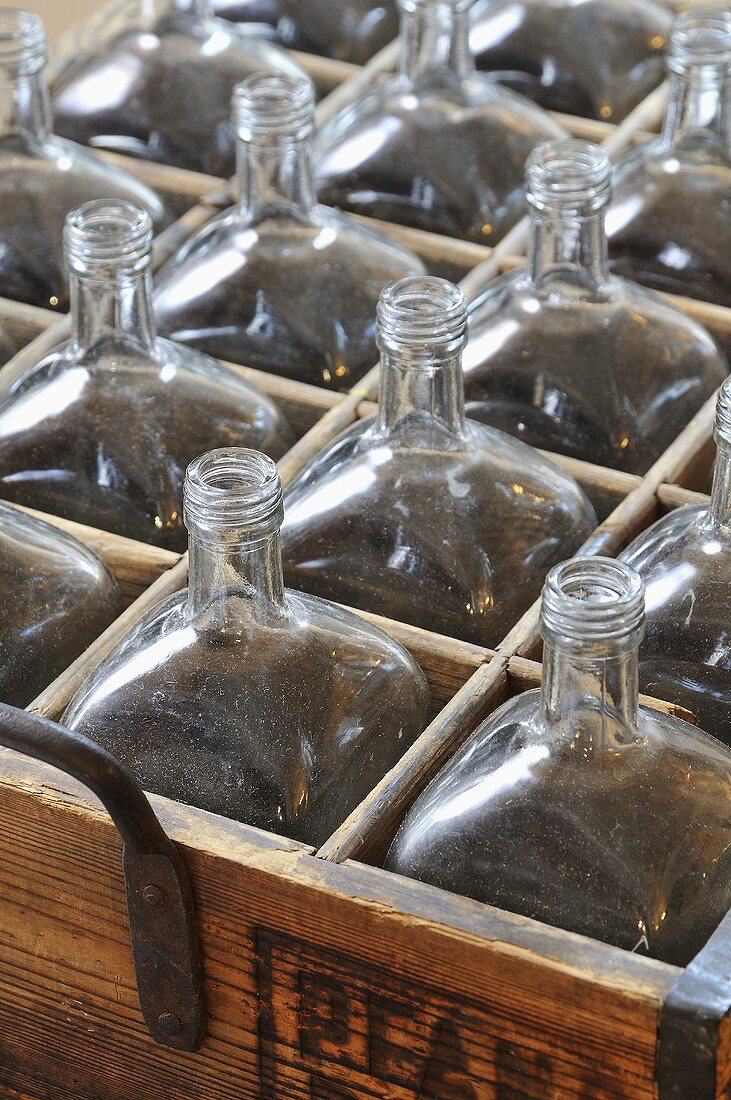 Alte Glasflaschen in einem Holz-Träger