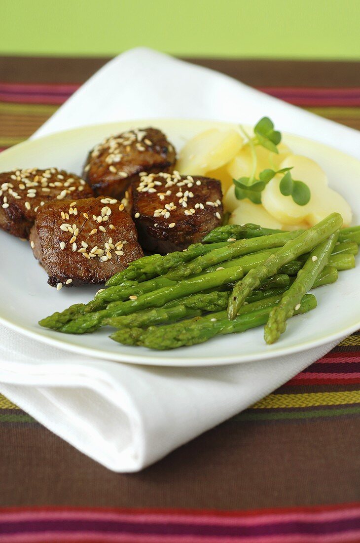 Rinderfilet mit Sesam und grünem Spargel